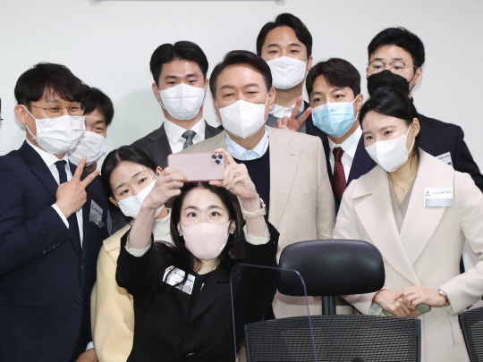 18일 윤석열 국민의힘 대선 후보가 국회 의원회관에서 열린 청년보좌역 공개모집 현장을 방문해 면접자들을 격려한 뒤 기념사진을 찍고 있다. 연합뉴스.